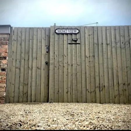 Moat View Free Parking, Central, Ev Plug 요크